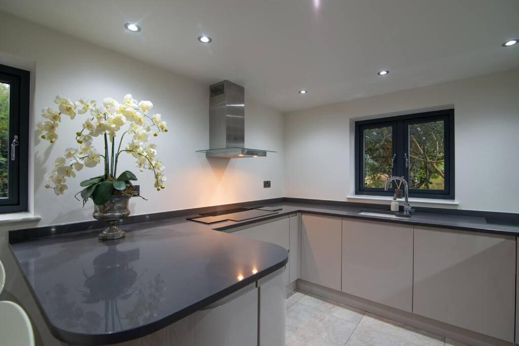 Villa Luxury Coach House Next To Woodland In Knutsford Exterior foto