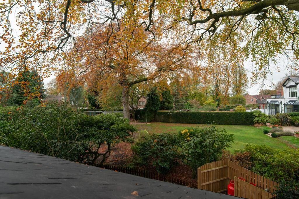 Villa Luxury Coach House Next To Woodland In Knutsford Exterior foto