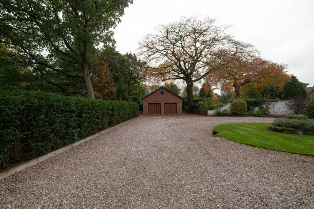 Villa Luxury Coach House Next To Woodland In Knutsford Exterior foto