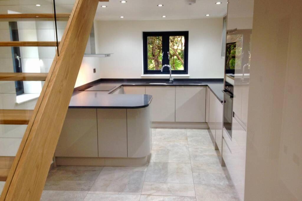 Villa Luxury Coach House Next To Woodland In Knutsford Exterior foto
