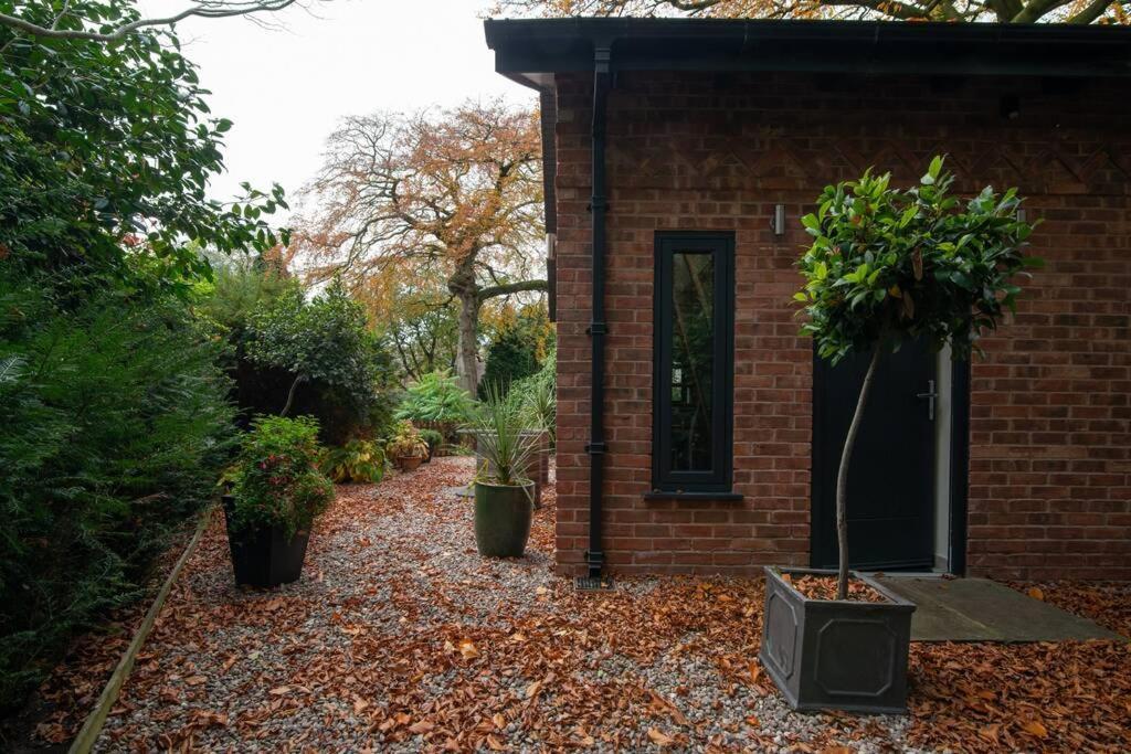 Villa Luxury Coach House Next To Woodland In Knutsford Exterior foto