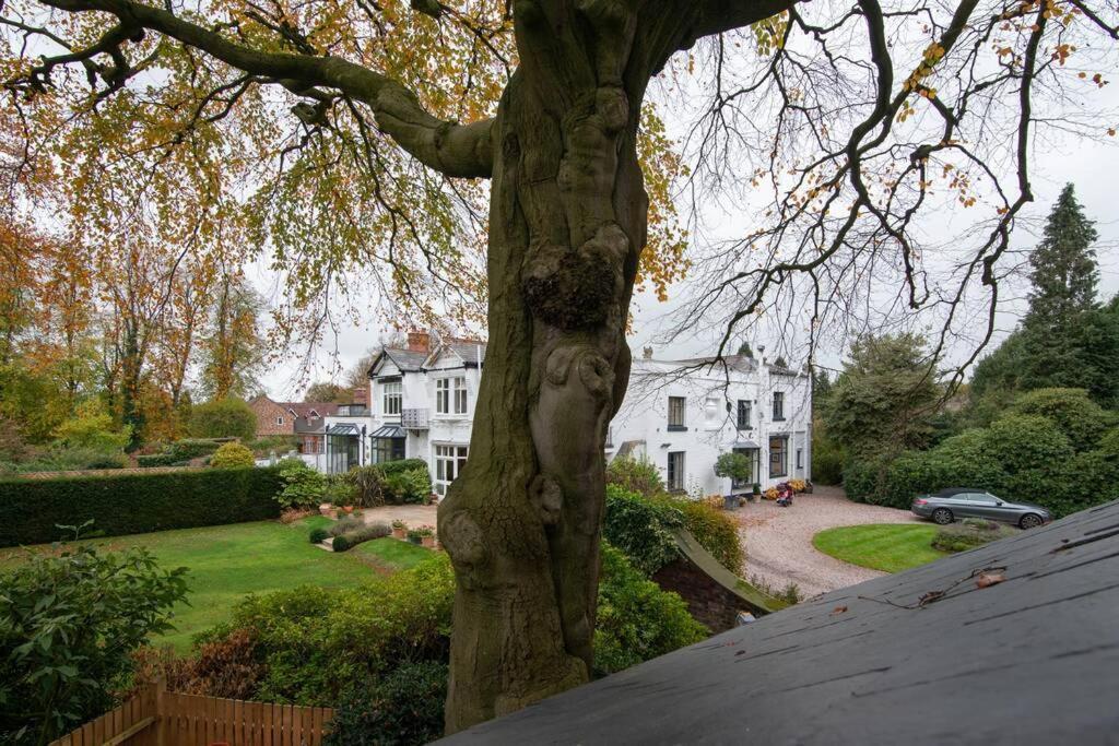 Villa Luxury Coach House Next To Woodland In Knutsford Exterior foto